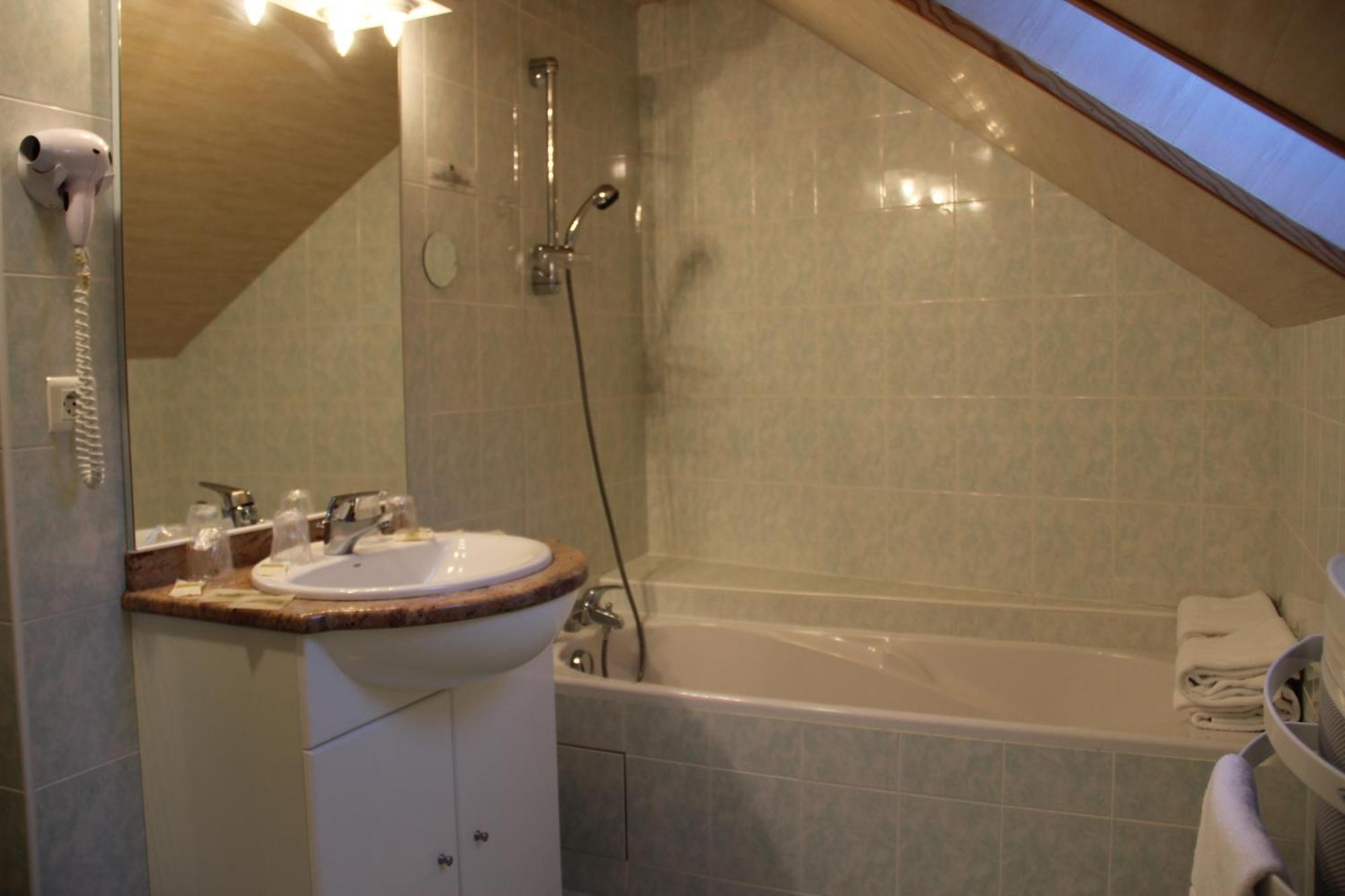 Hotel Restaurant Logis La Meridienne Anglards de Saint Flour Room photo